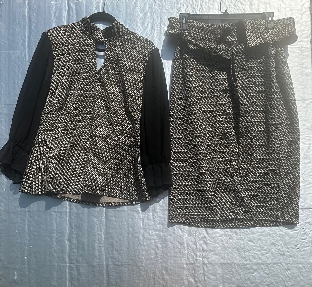 Women’s XL Black Gold Geometric 2 Piece Blouse & Skirt Set